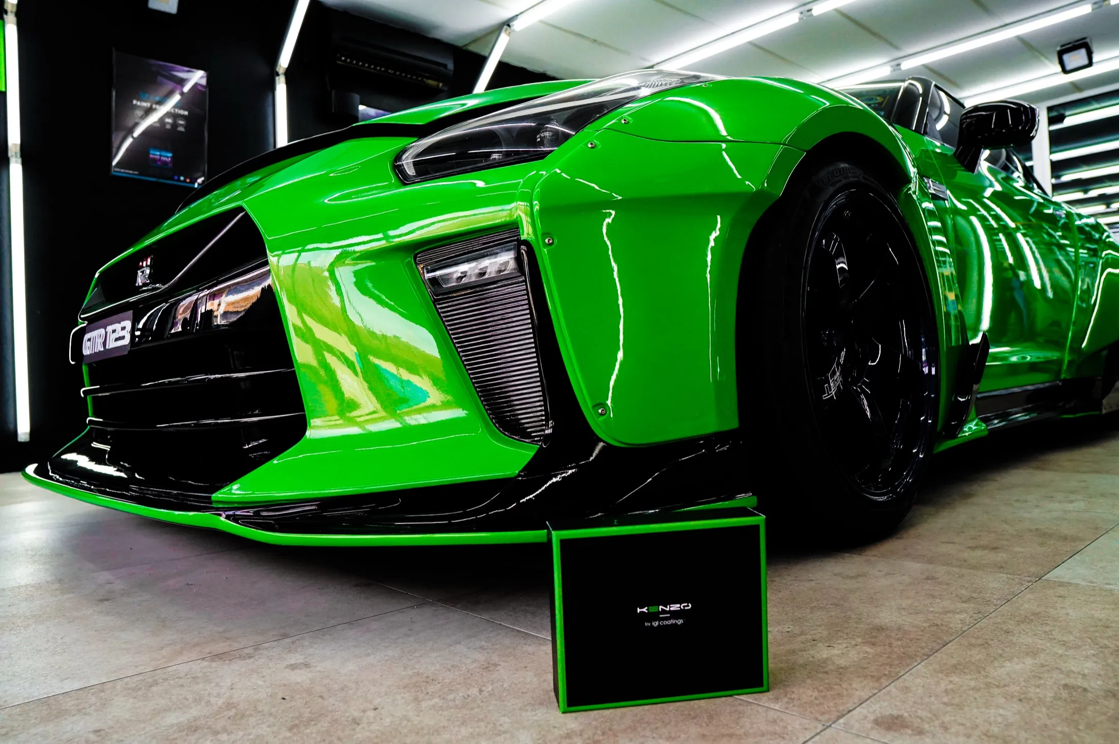 Nissan GTR verde com o kit Ecocoat Kenzo